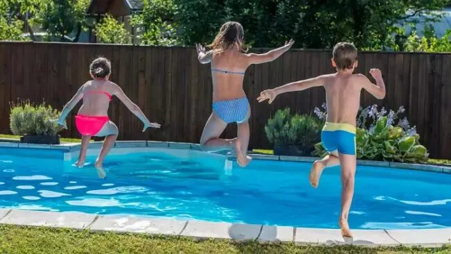 Kinder springen ins Becken