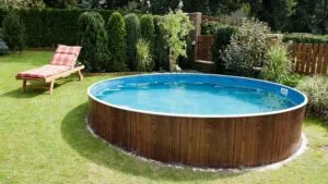 Pool mit Stahlwand im Garten